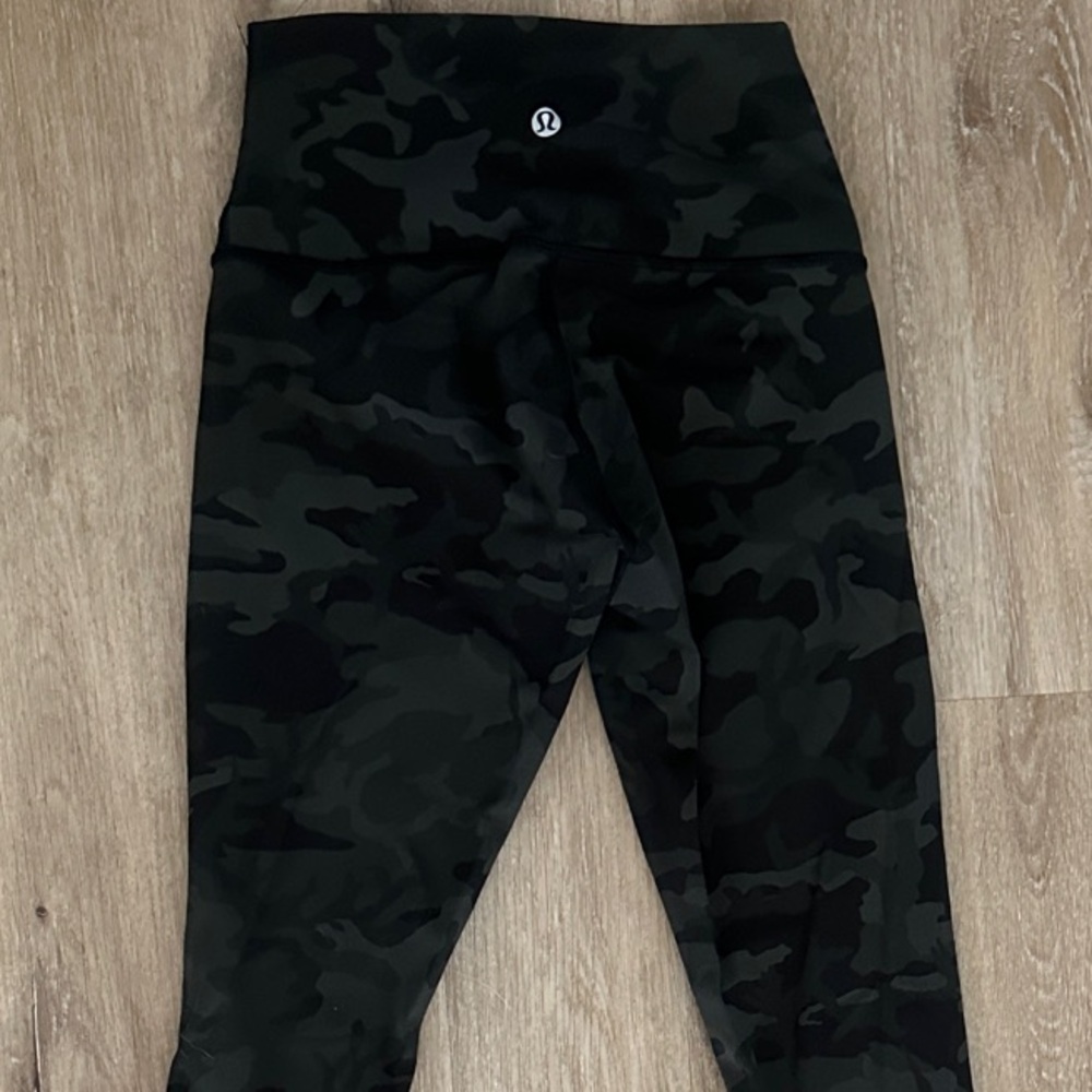 Lululemon Athletica Black Camouflage Leggings - Wunder Under size 2 full length